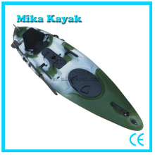 Barco de pesca de plástico sentado en la canoa kayak con pedal y timón